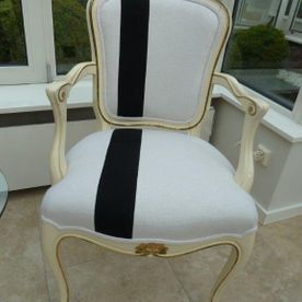 Schwarz weißer Stuhl