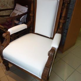 Weißer Stuhl 2